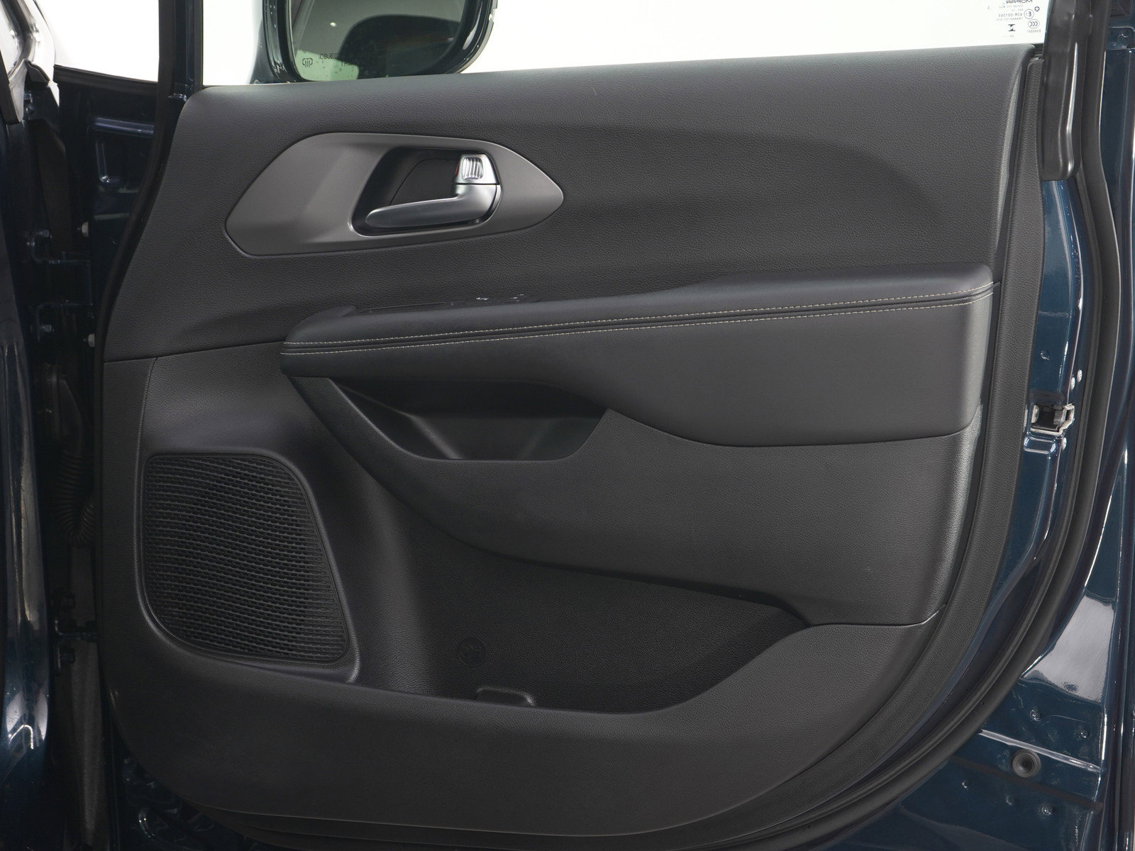 Used 2025 Chrysler Pacifica Select FWD image 12