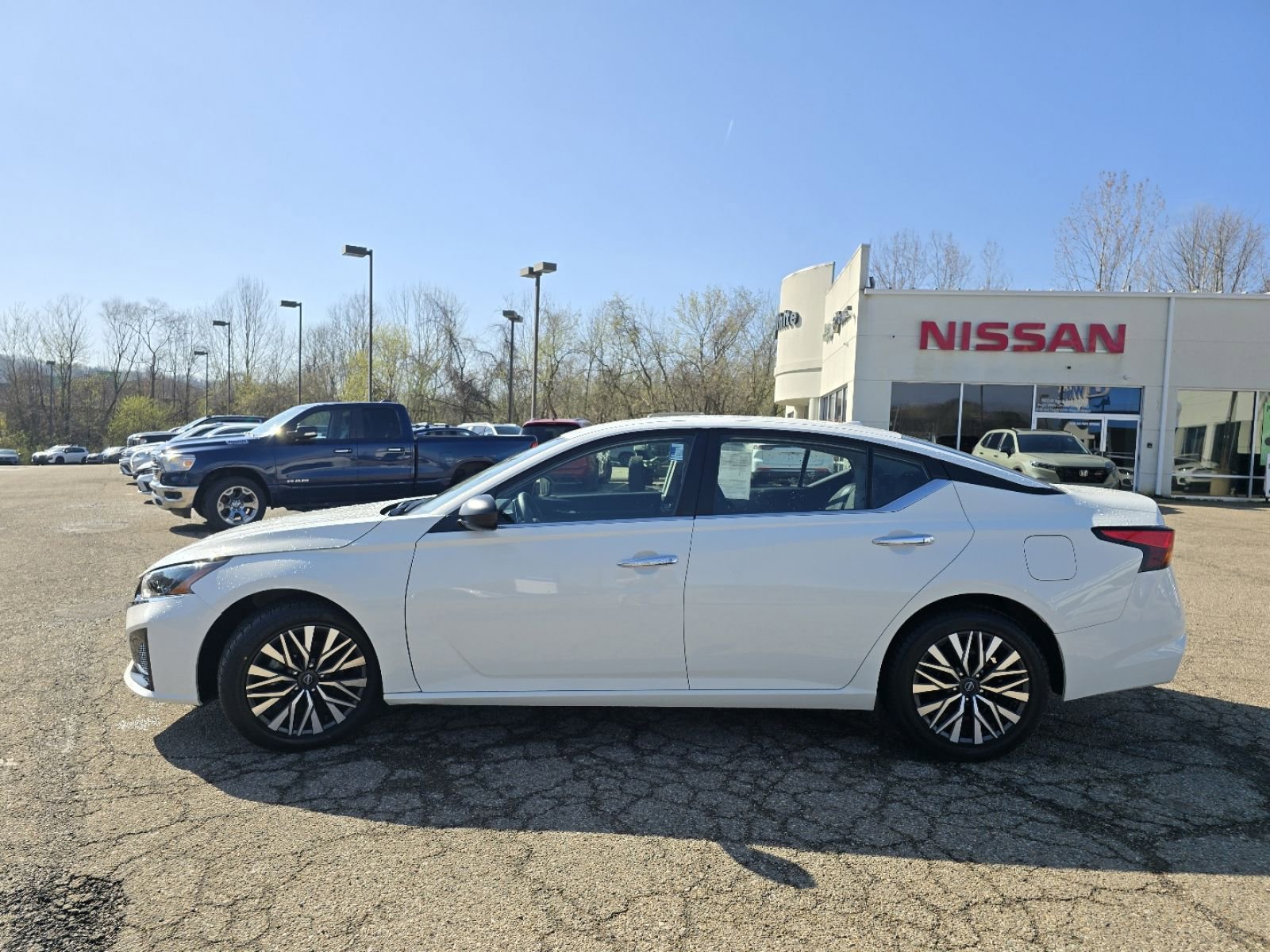 Used 2025 Nissan Altima 2.5 SV image 10