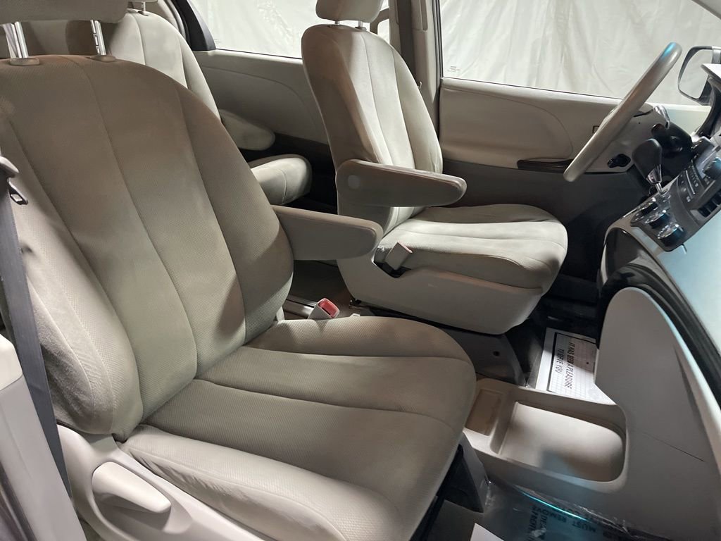 Used 2013 Toyota Sienna L FWD image 9