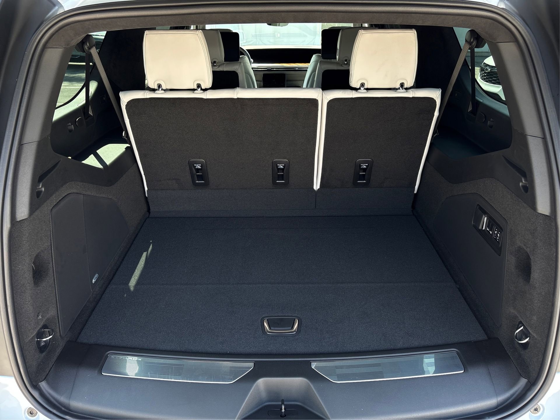 New 2026 Cadillac Escalade ESV Platinum Sport w/ LPO, ONYX Package image 11