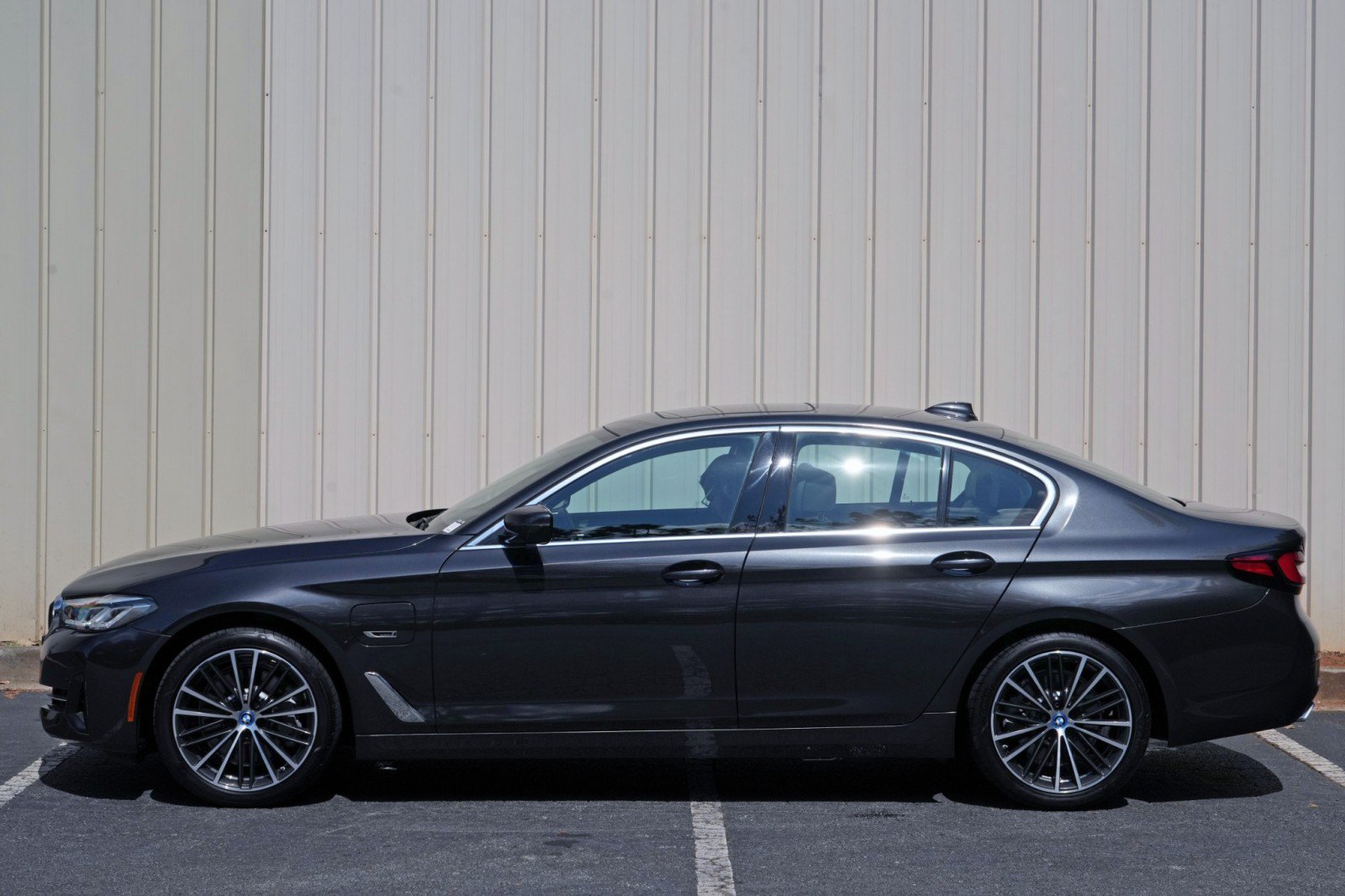 Used 2022 BMW 530e w/ Premium Package RWD image 50