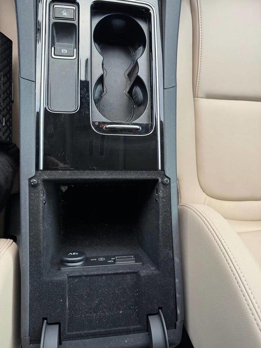 Used 2018 Jaguar F-PACE Premium image 41