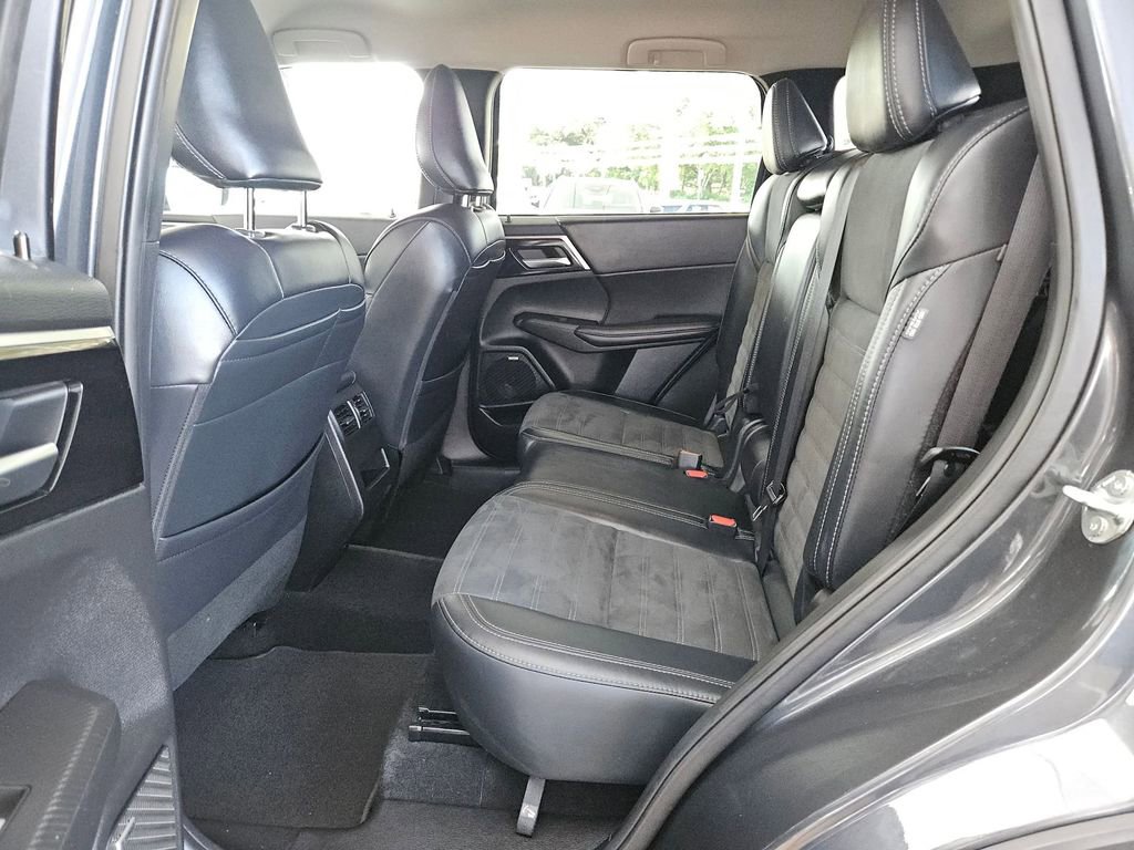 Used 2025 Mitsubishi Outlander SE AWD/4WD image 17