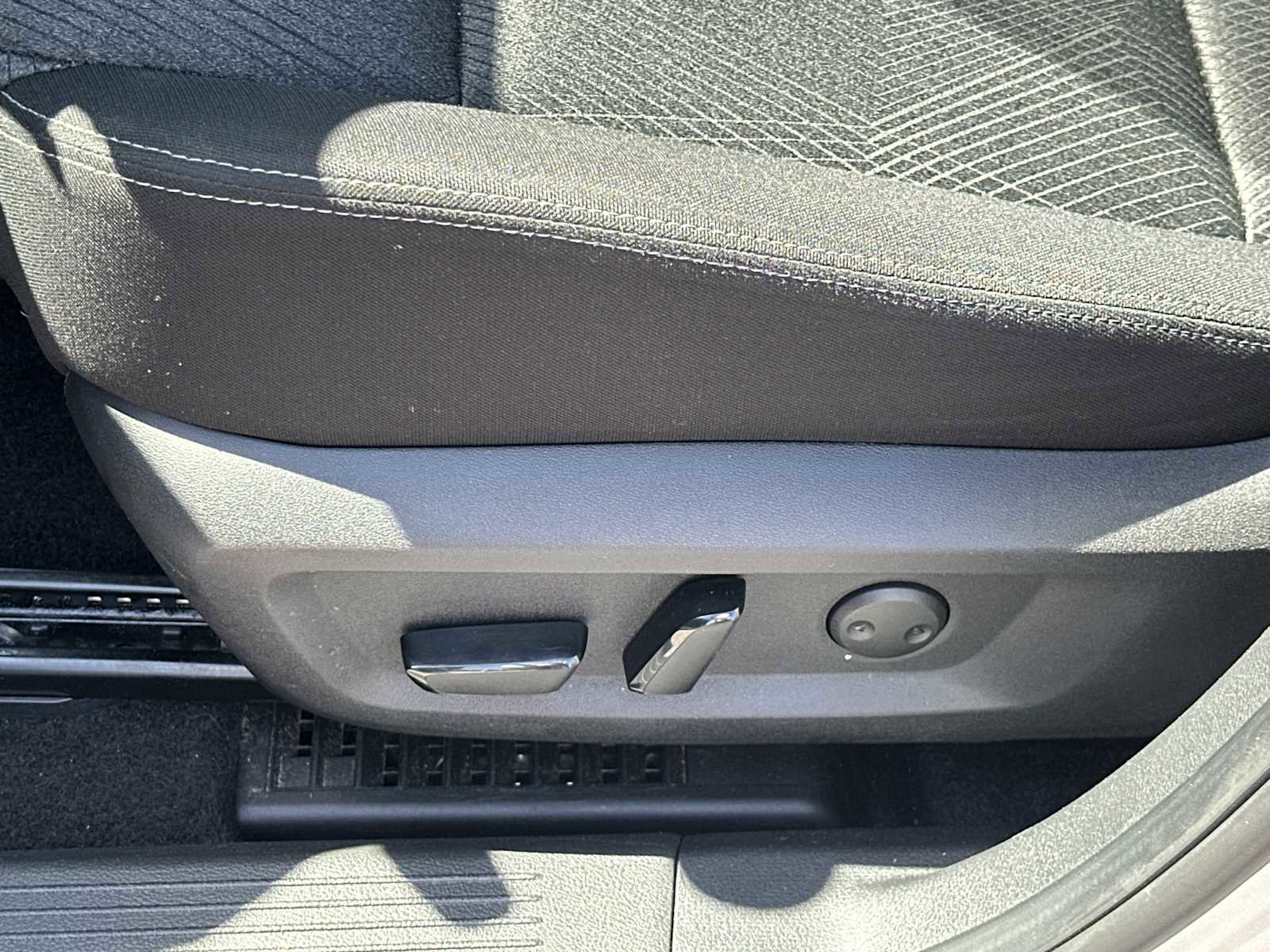 Used 2024 Nissan Rogue SV AWD/4WD image 12