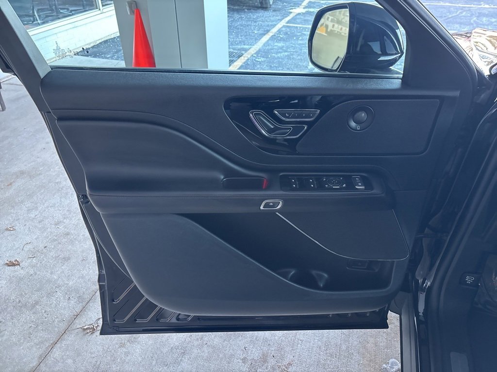 Used 2024 Lincoln Aviator Reserve image 6