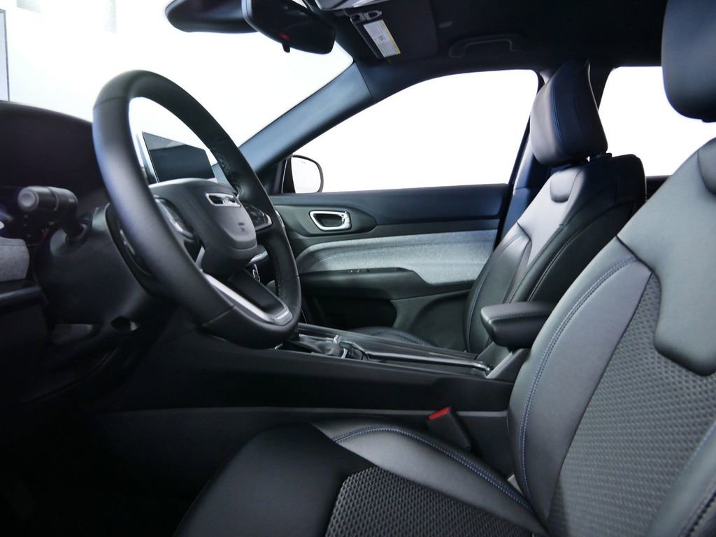 Used 2024 Jeep Compass Latitude image 29