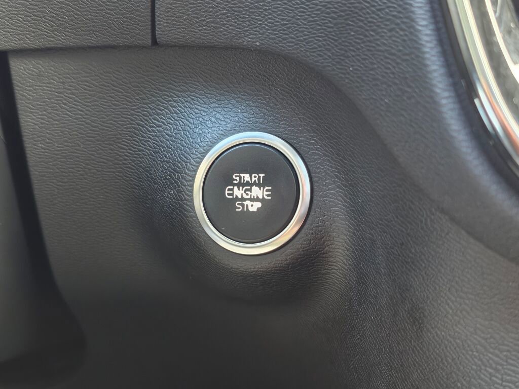 Used 2019 Volvo XC40 T4 Inscription image 38