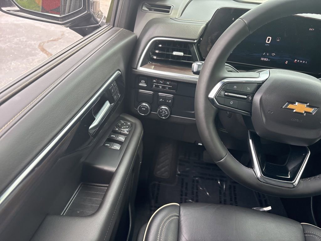 Used 2025 Chevrolet Suburban Premier RWD image 21