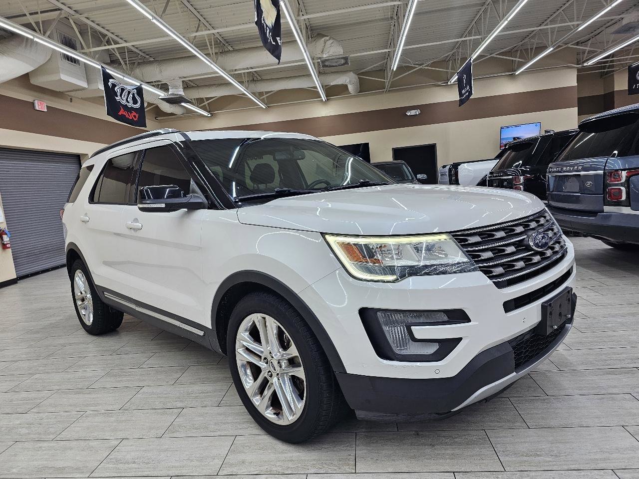 Used 2016 Ford Explorer XLT w/ Equipment Group 202A FWD image 4