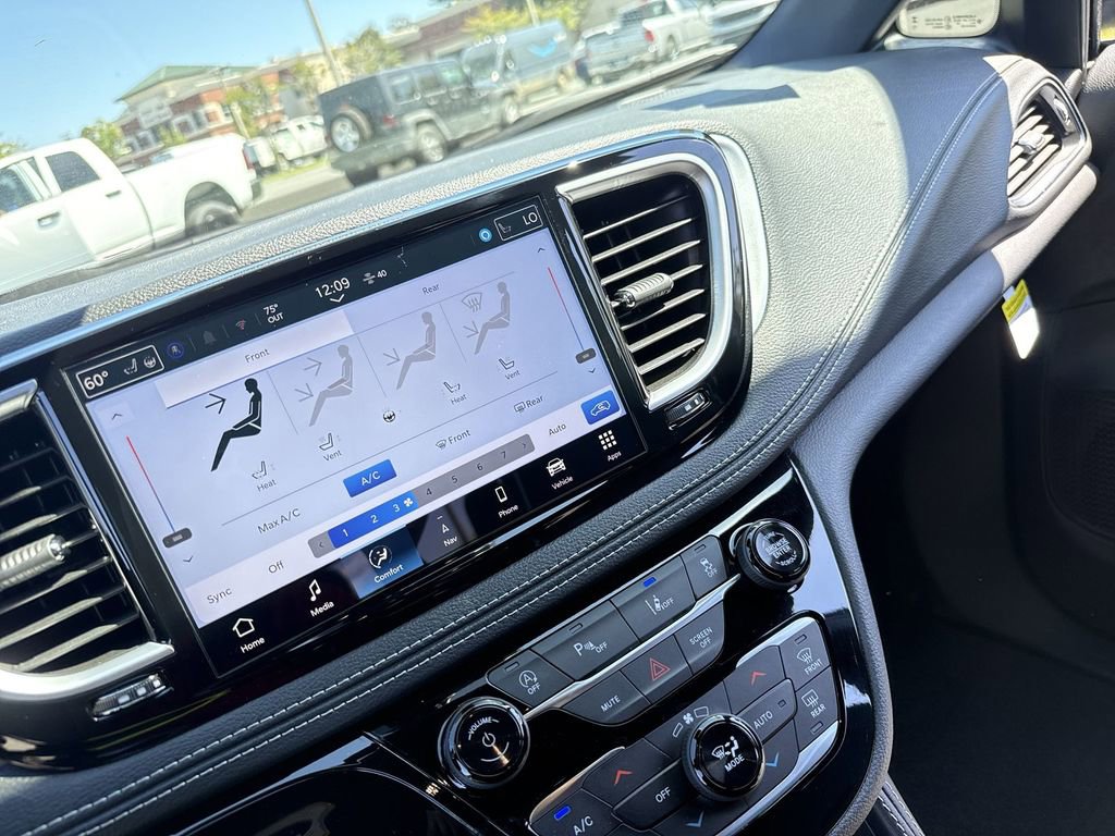 New 2026 Chrysler Pacifica Limited w/ Trailer Tow Group image 19