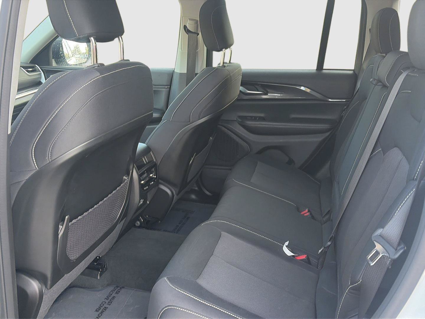 Used 2023 Jeep Grand Cherokee Laredo AWD/4WD image 31