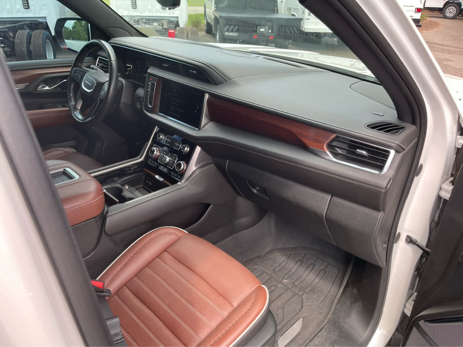 Used 2023 GMC Yukon Denali Ultimate AWD/4WD image 32