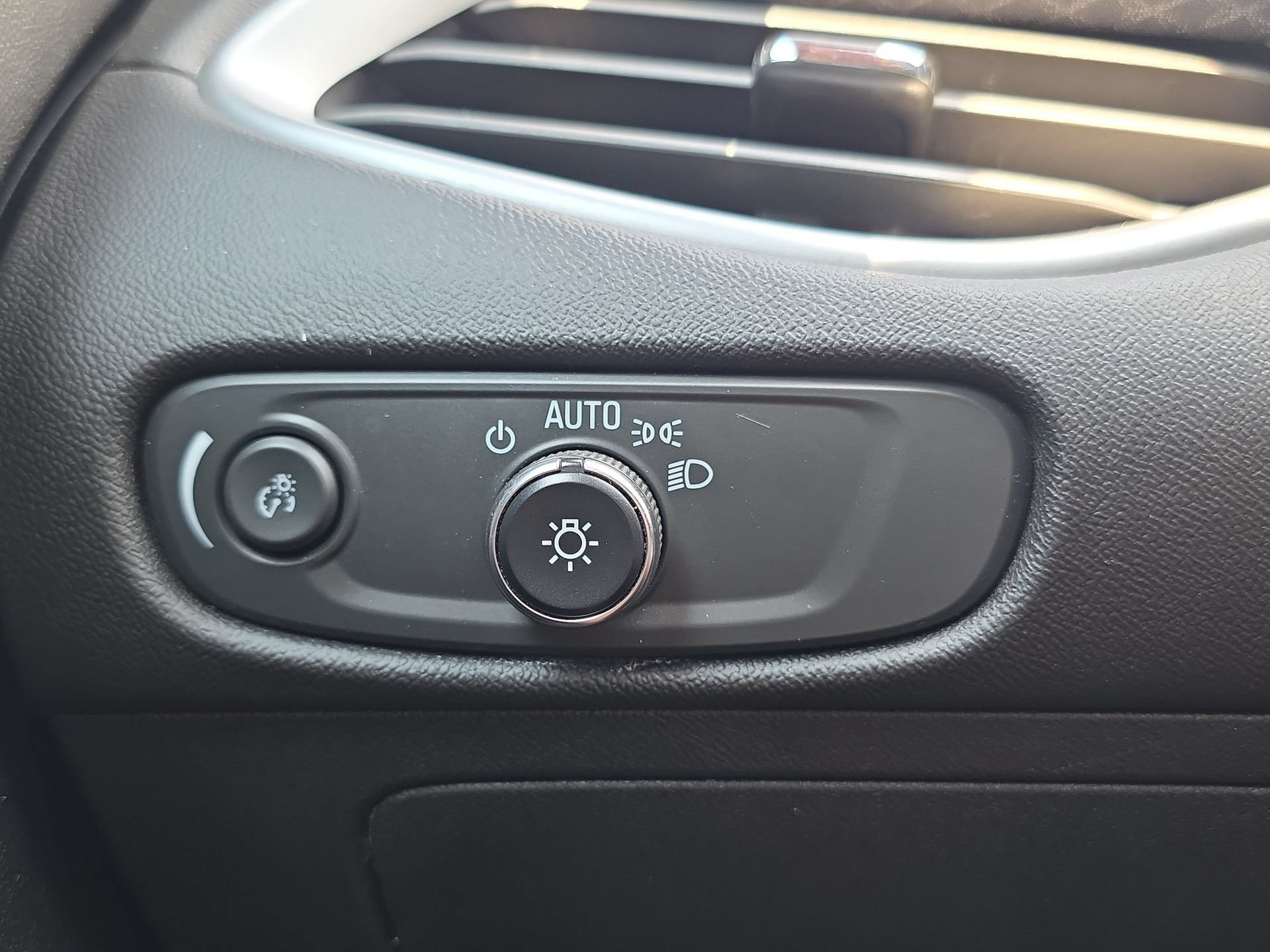 Used 2023 Chevrolet Malibu LT FWD image 25