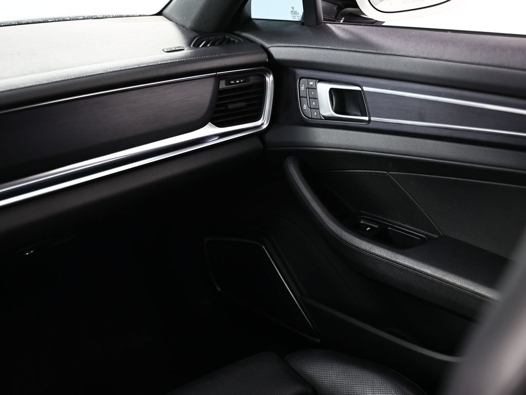 Used 2022 Porsche Panamera image 30
