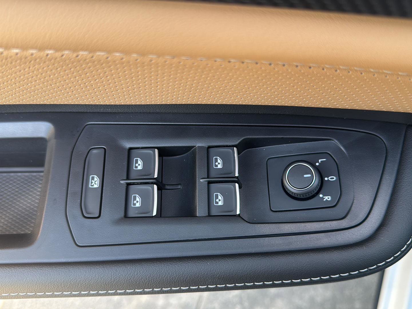 New 2026 Volkswagen Atlas Cross Sport SEL R-Line image 18