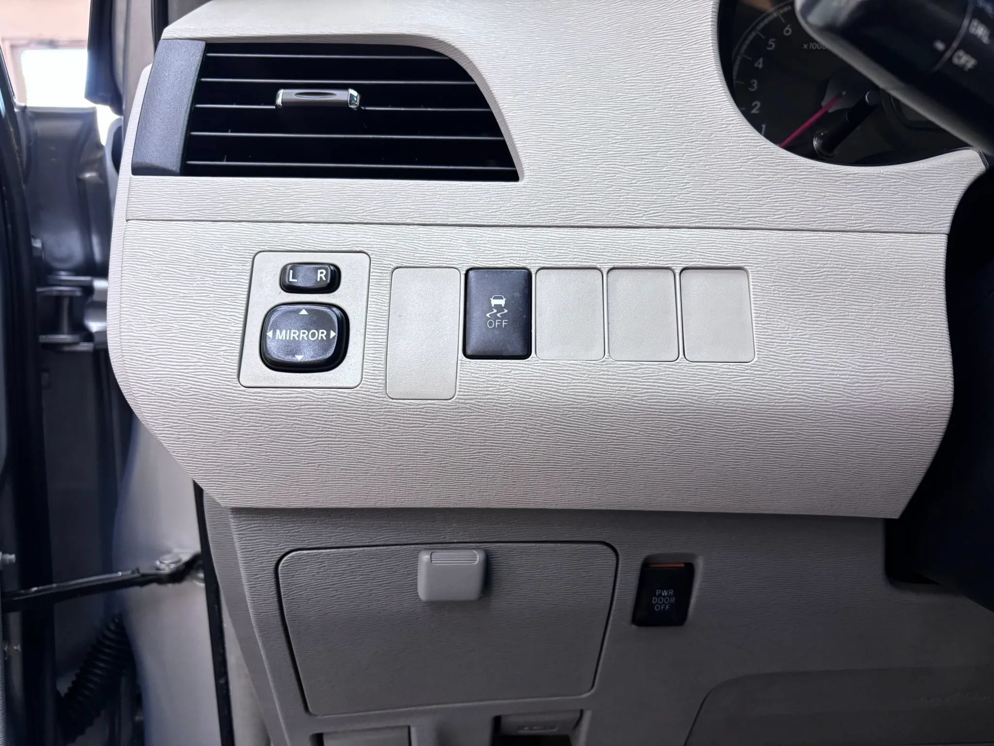 Used 2014 Toyota Sienna LE FWD image 11