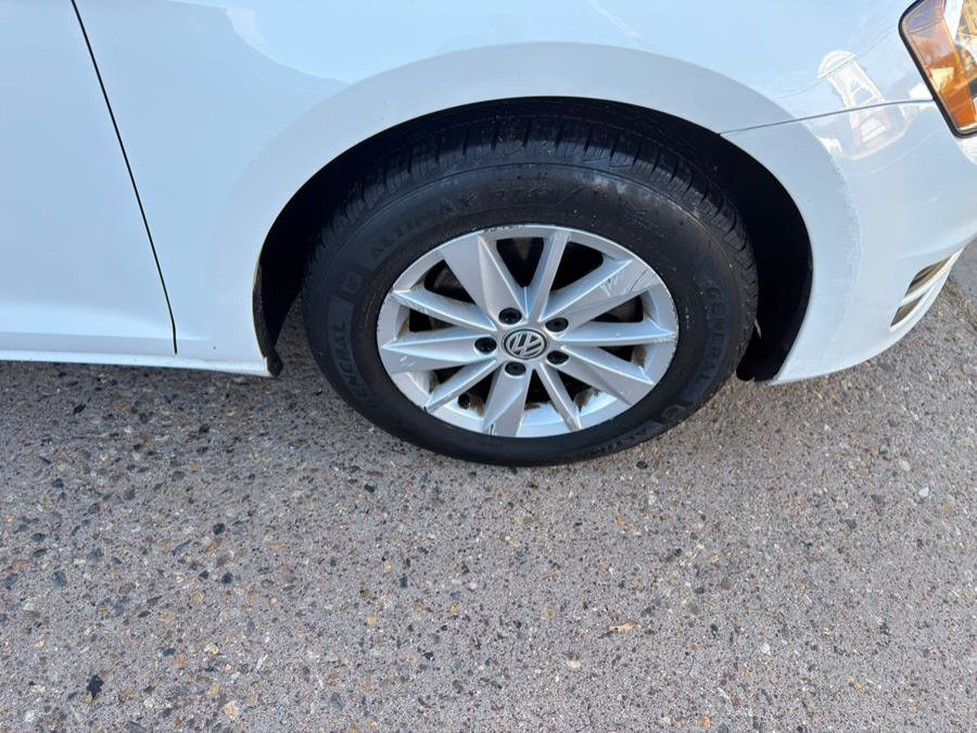 Used 2015 Volkswagen Golf S image 22