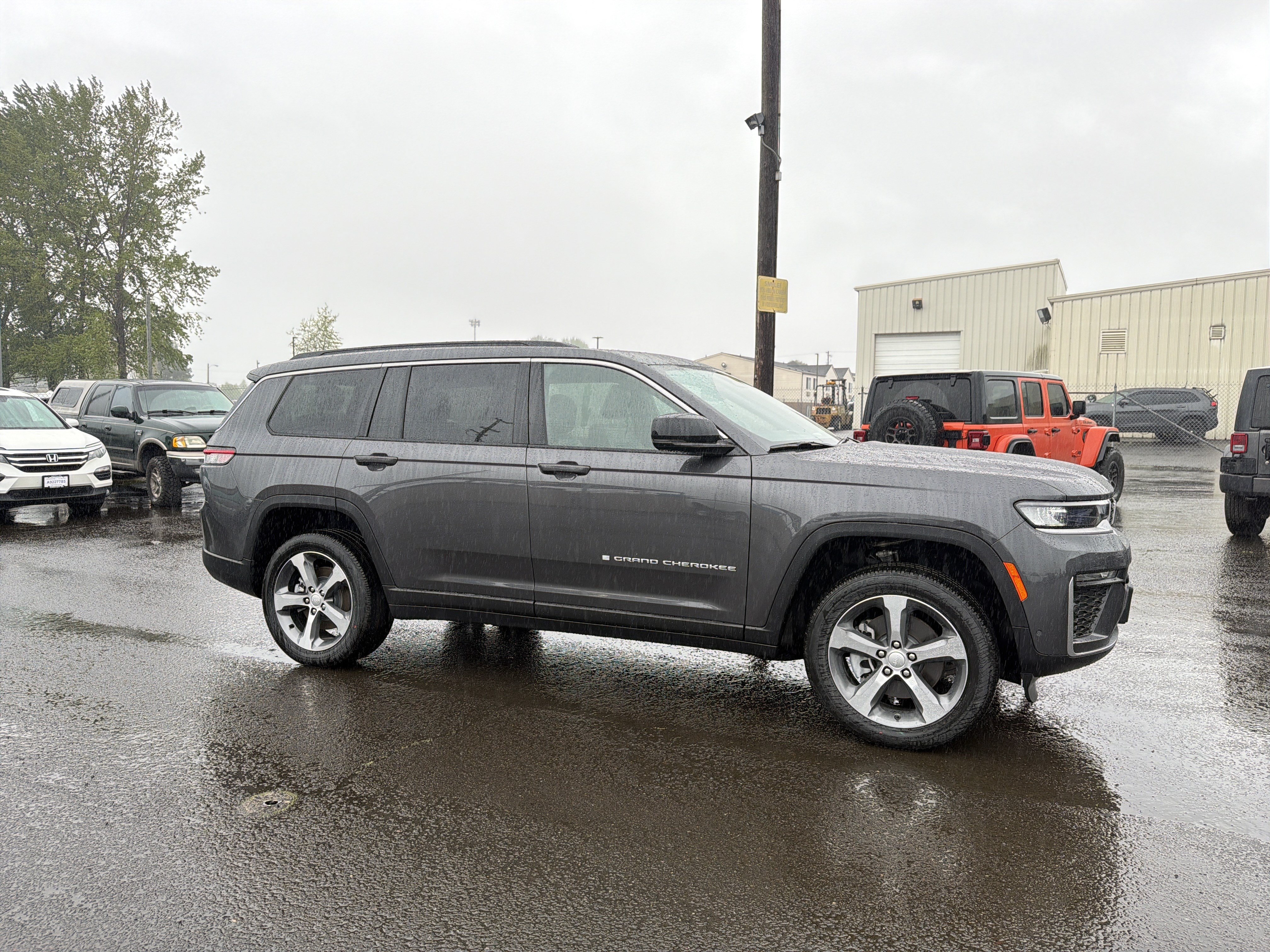 New 2026 Jeep Grand Cherokee L Limited w/ Luxury Tech Group II AWD/4WD image 7