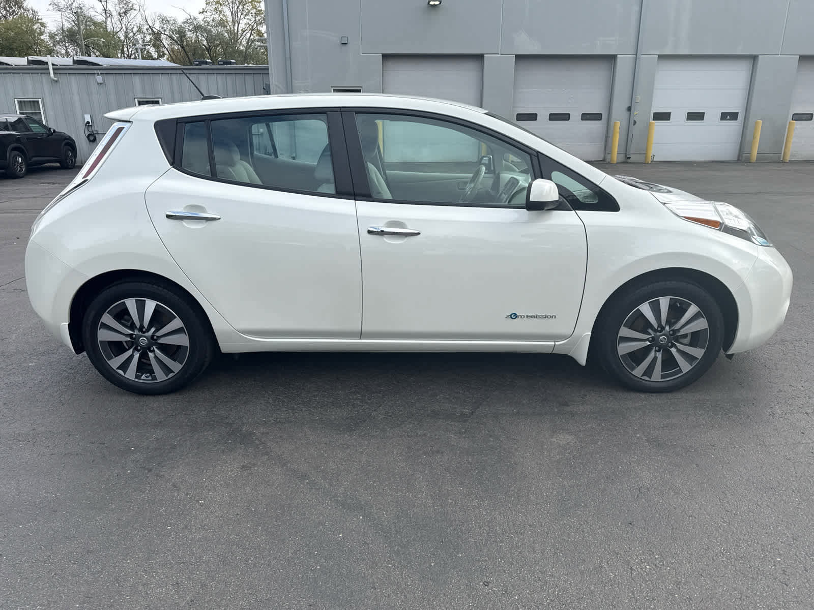 Used 2017 Nissan Leaf SV w/ Premium Package image 2