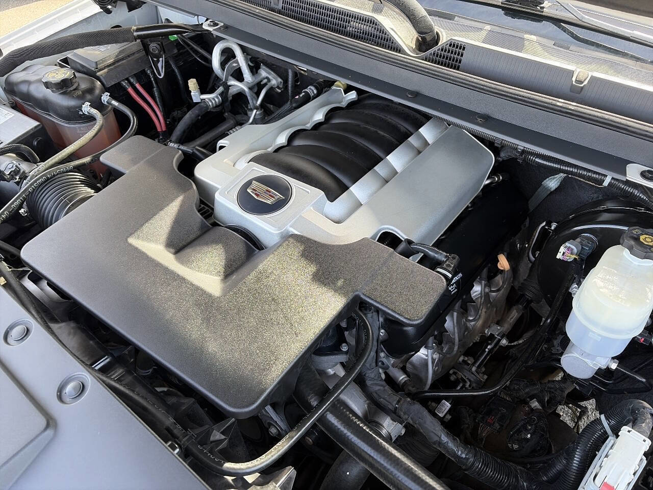 Used 2018 Cadillac Escalade Luxury AWD/4WD image 16