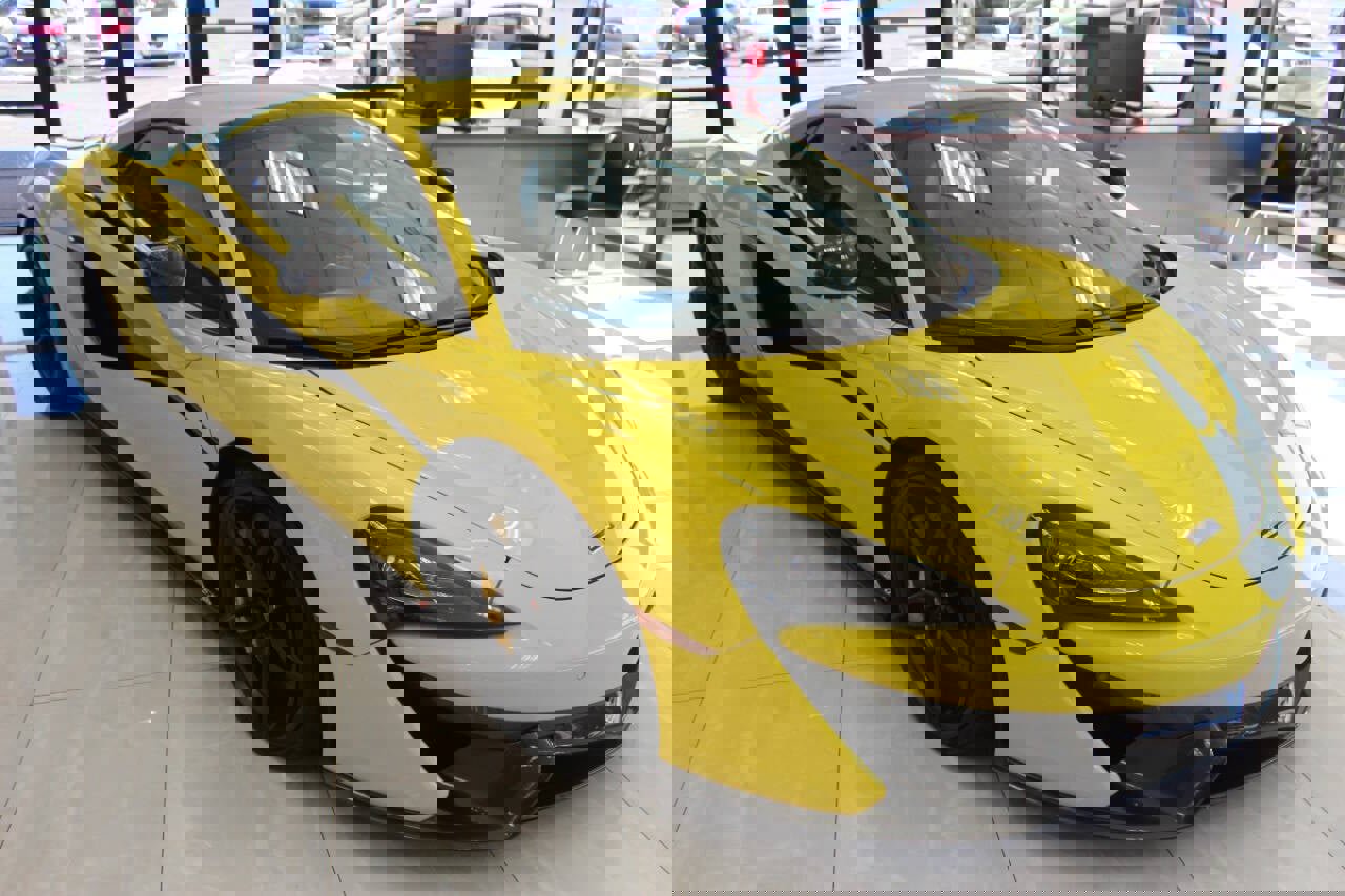 Used 2018 McLaren 570S Spider RWD image 2