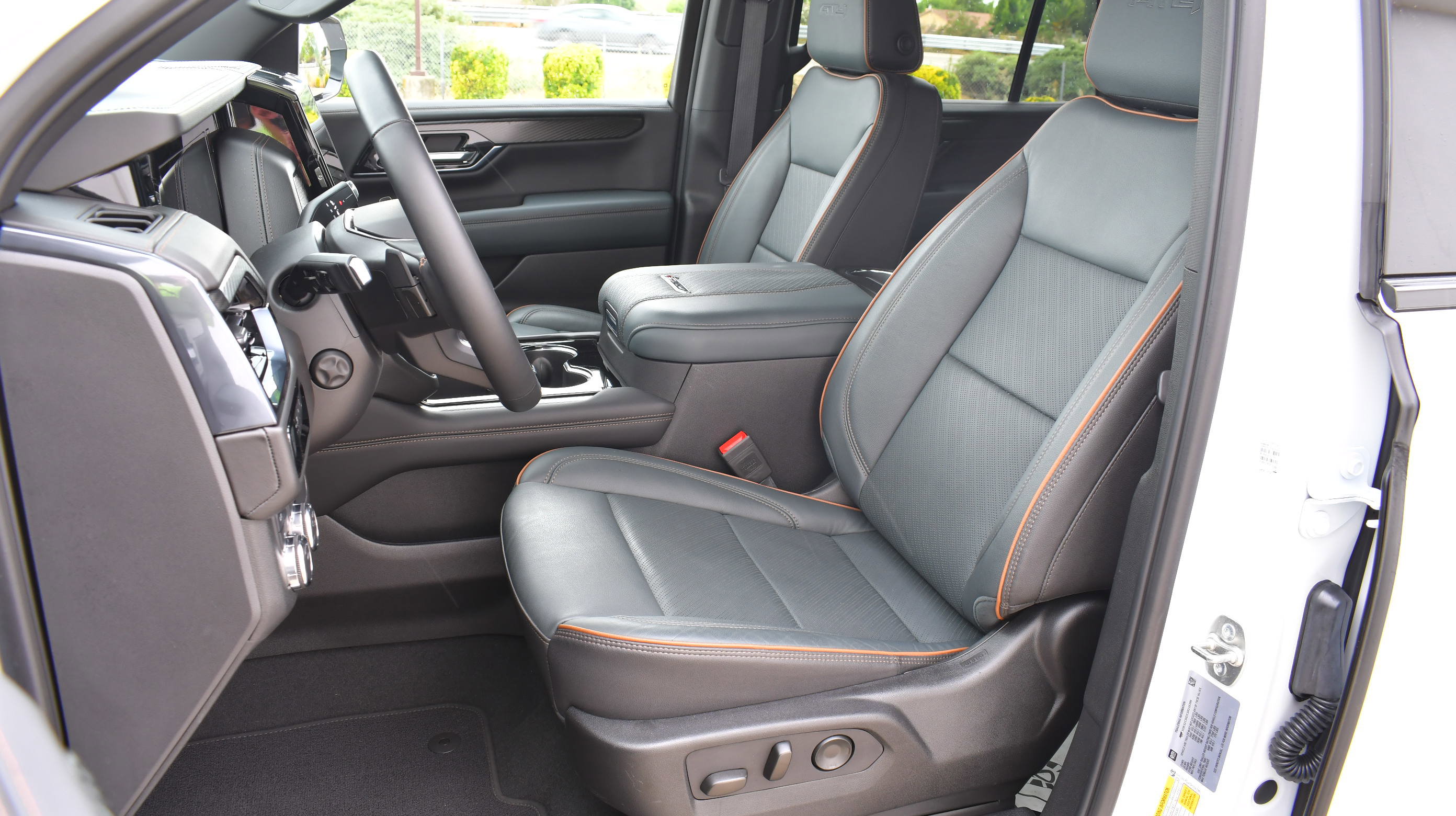 Used 2025 GMC Yukon AT4 AWD/4WD image 25