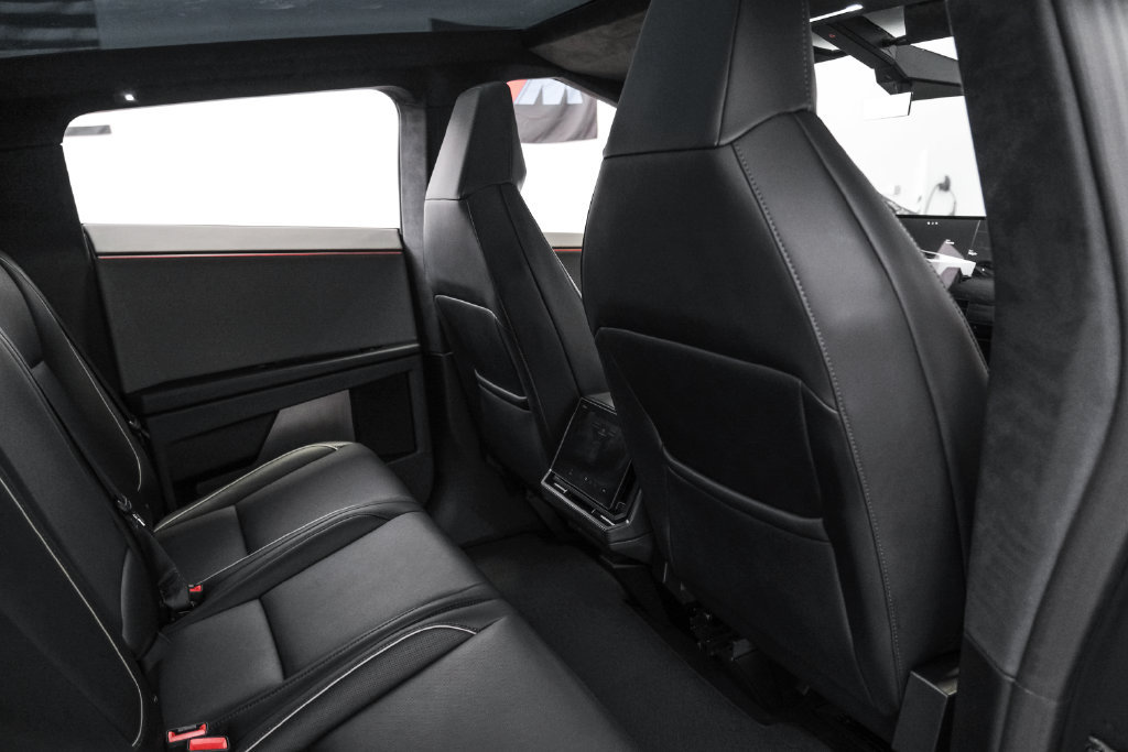 Used 2024 Tesla Cybertruck AWD Crew Cab image 33