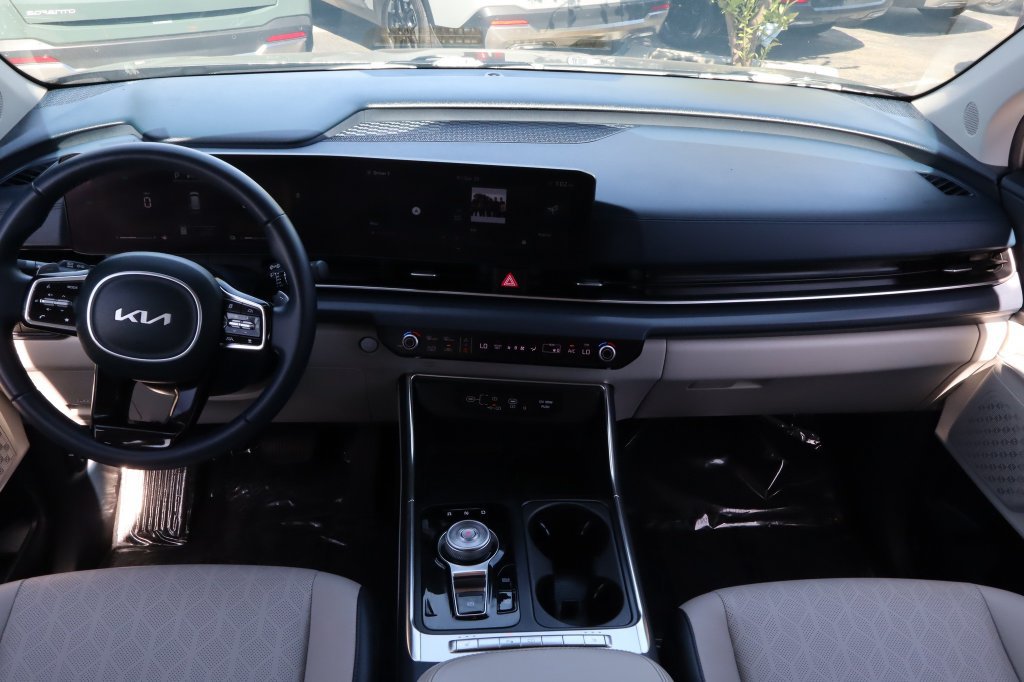 Used 2025 Kia Carnival EX FWD image 31