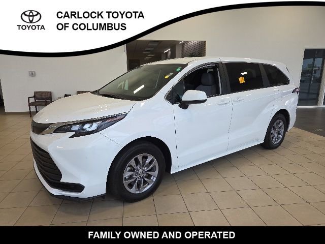 Used 2025 Toyota Sienna LE FWD image 3