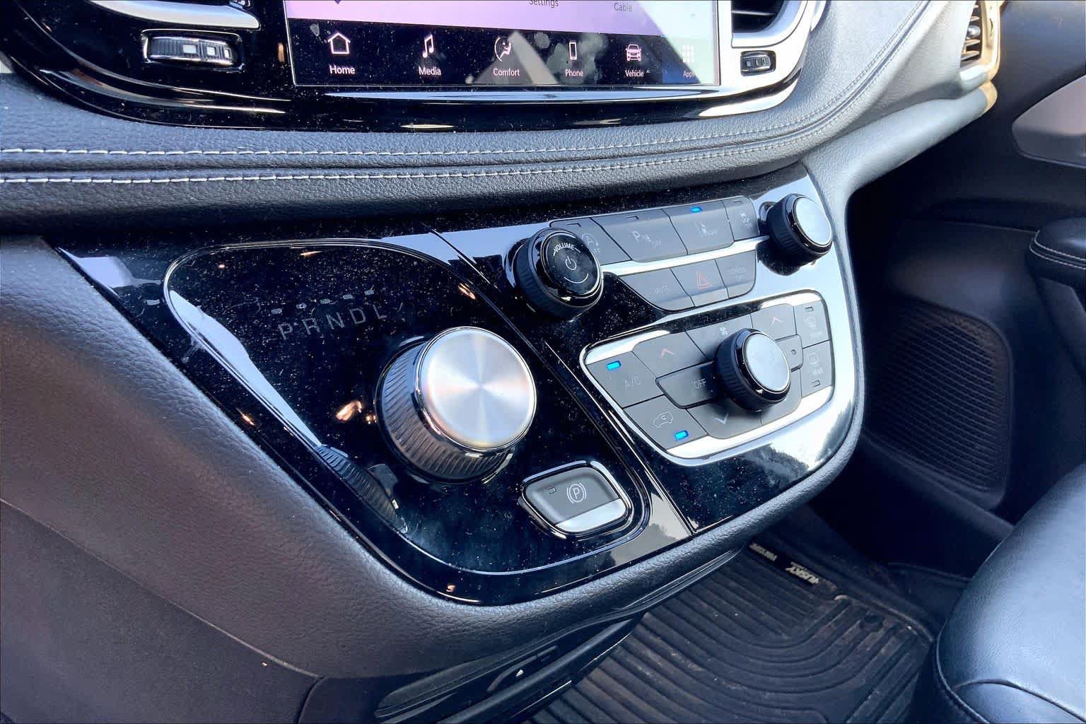 Used 2021 Chrysler Pacifica Touring-L w/ Uconnect Theater Family Group FWD image 14