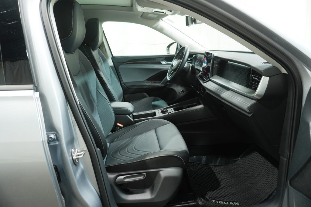 Used 2026 Volkswagen Tiguan SE AWD/4WD image 11