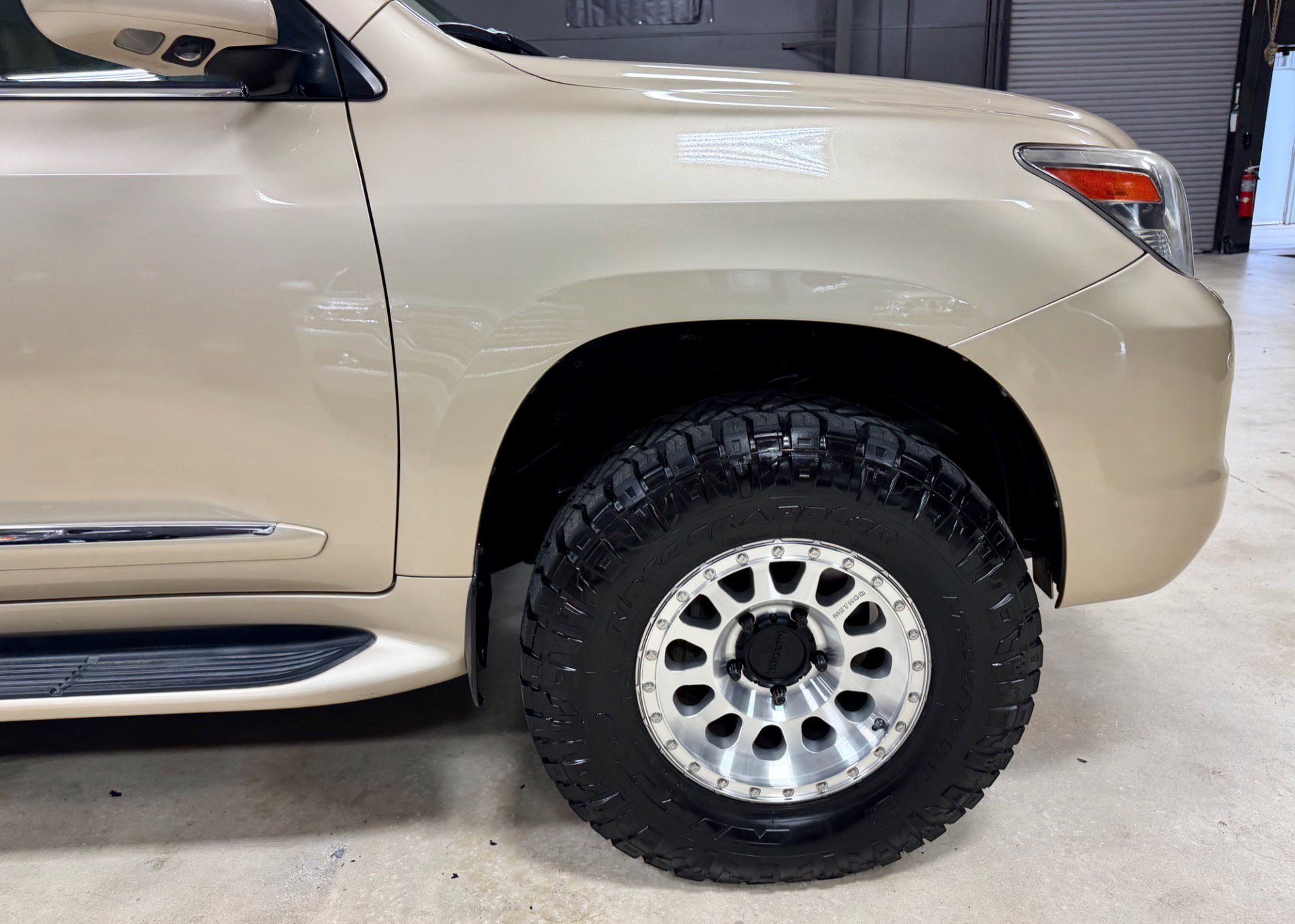 Used 2011 Lexus LX 570 4WD w/ Luxury Pkg w/Pre-crash image 21