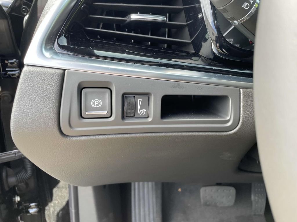 New 2025 Cadillac XT6 Luxury image 24