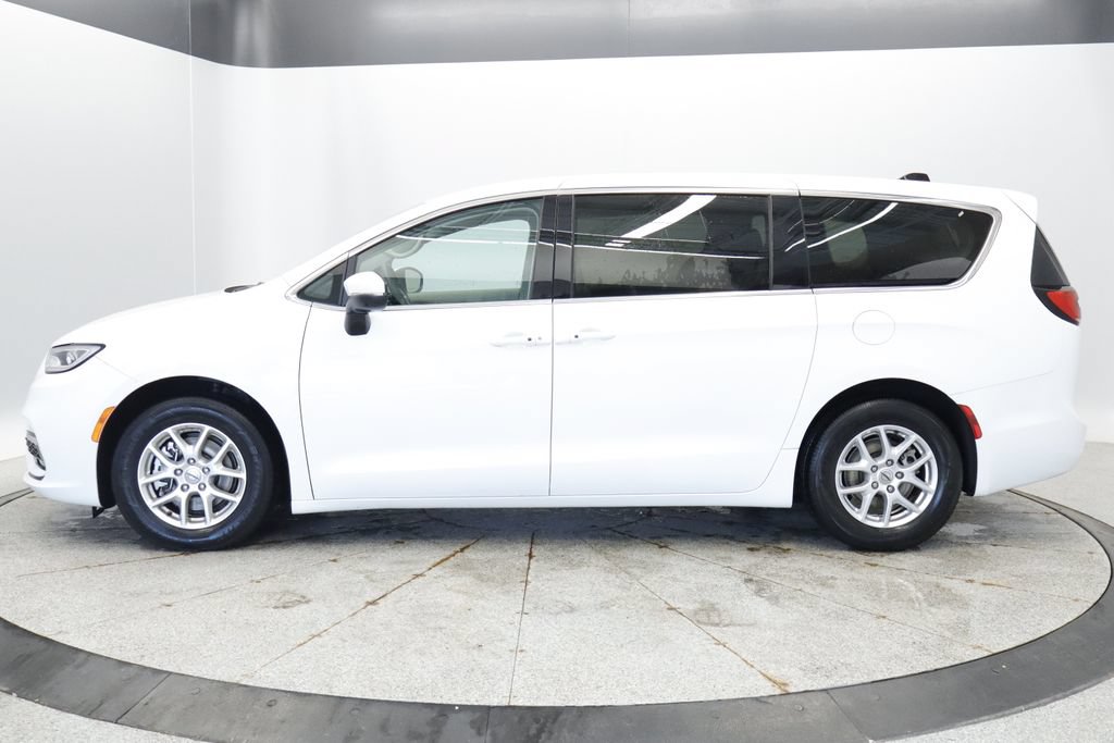 Certified 2023 Chrysler Pacifica Touring-L FWD image 2