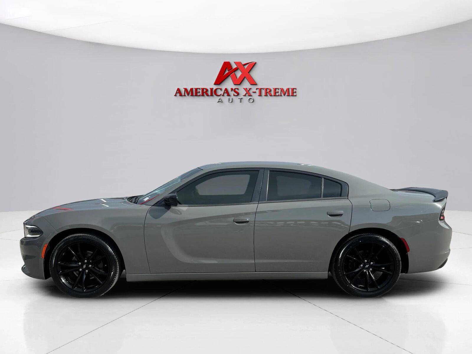 Used 2018 Dodge Charger SXT RWD image 2