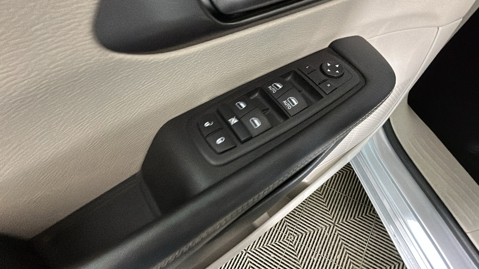 Used 2024 Chrysler Pacifica Limited FWD image 12
