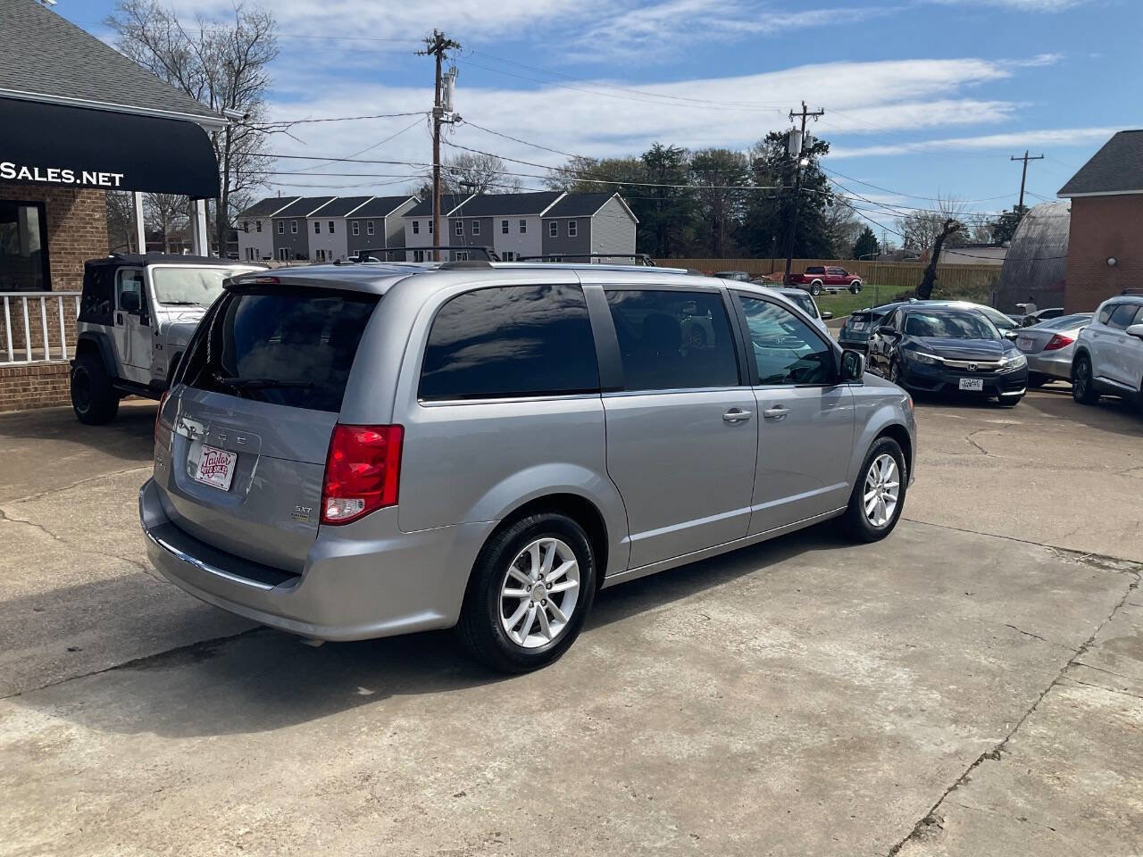 Used 2019 Dodge Grand Caravan SXT FWD image 3