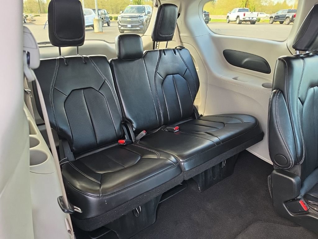 Used 2024 Chrysler Pacifica Touring-L FWD image 30