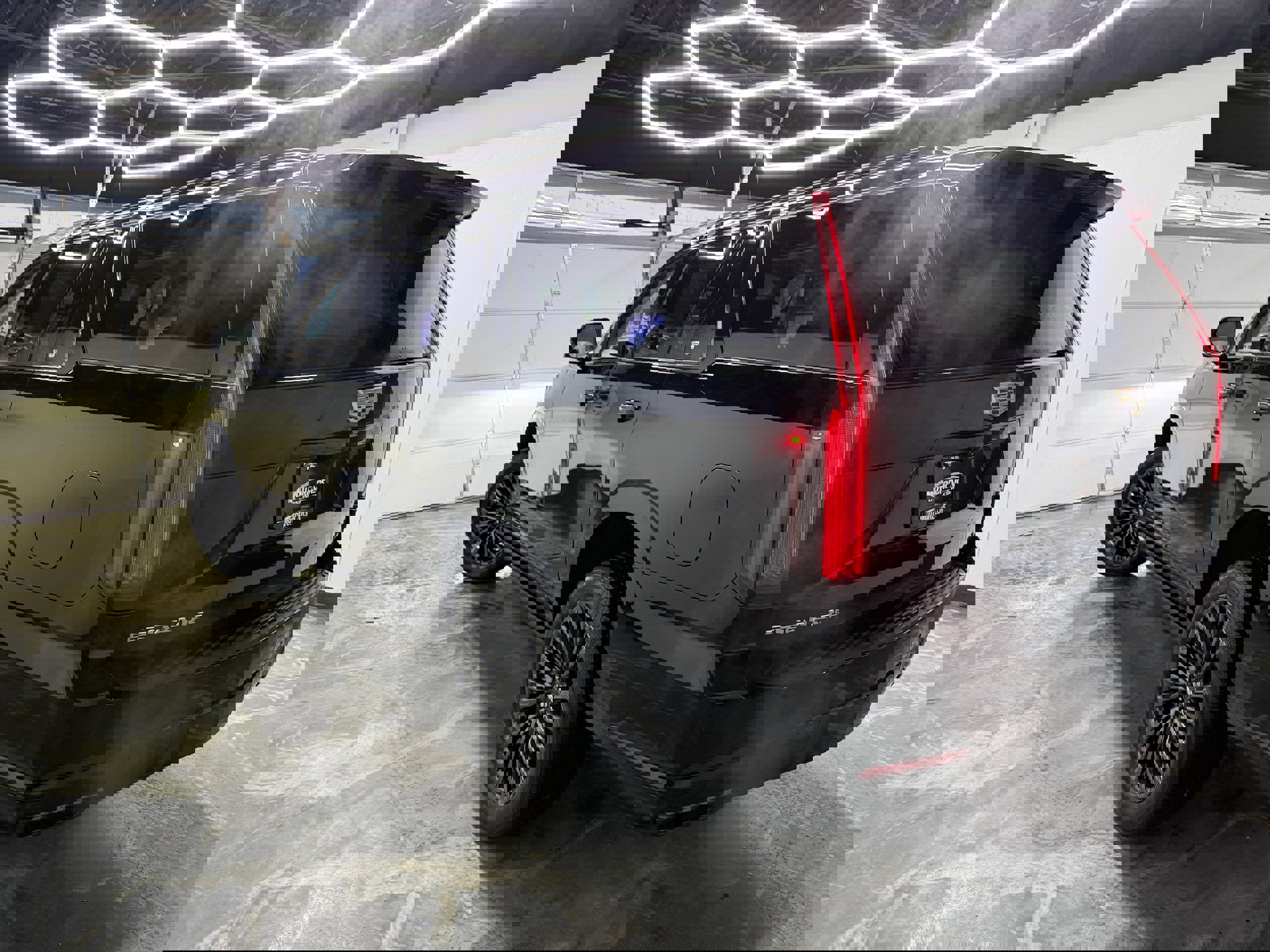 Used 2025 Cadillac Escalade ESV Sport Platinum image 3