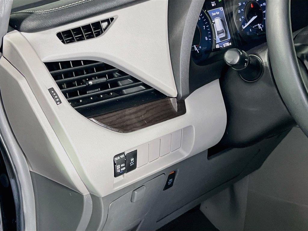 Used 2019 Toyota Sienna XLE FWD image 10