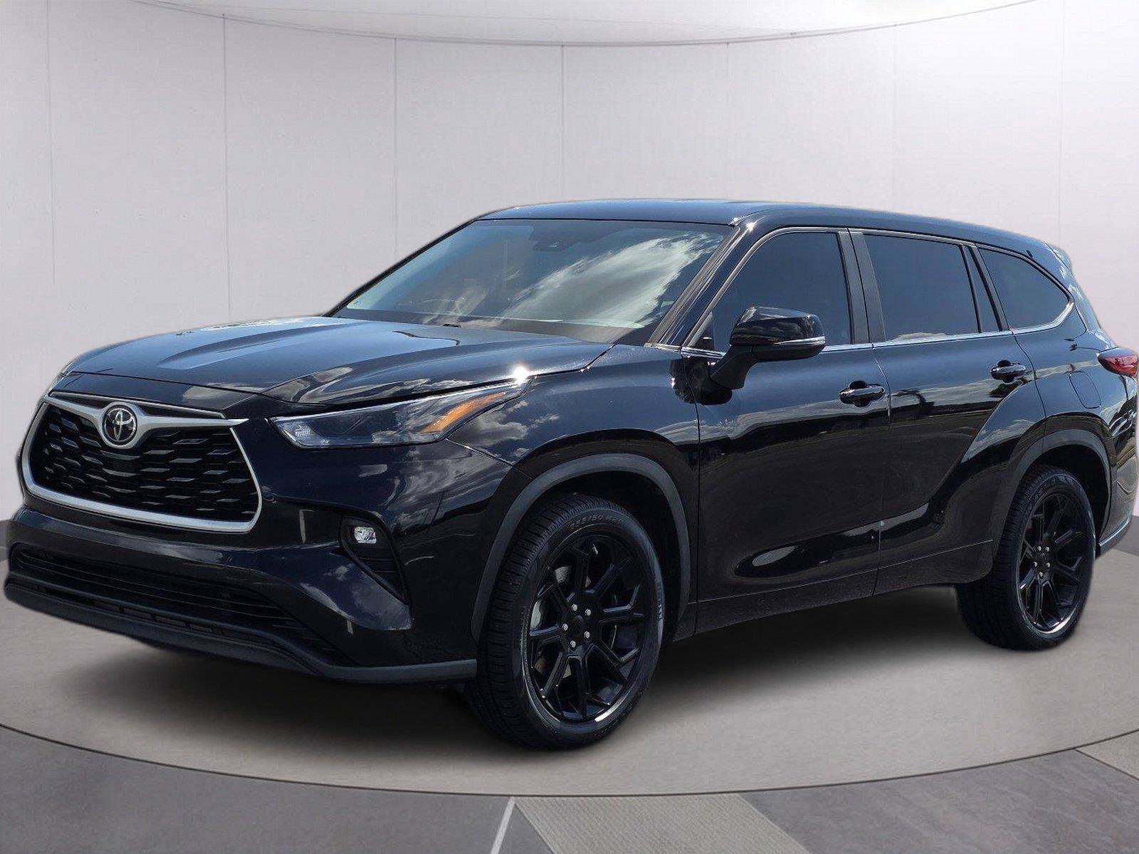 Used 2023 Toyota Highlander LE FWD image 1