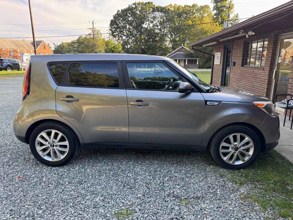 Used 2018 Kia Soul + image 6