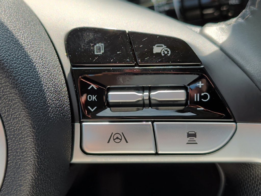 Used 2025 Hyundai Elantra Limited FWD image 13