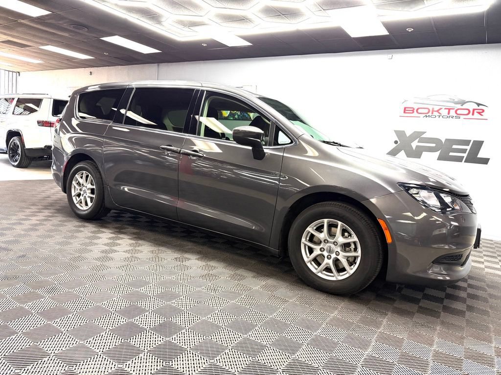Used 2023 Chrysler Voyager LX FWD image 2
