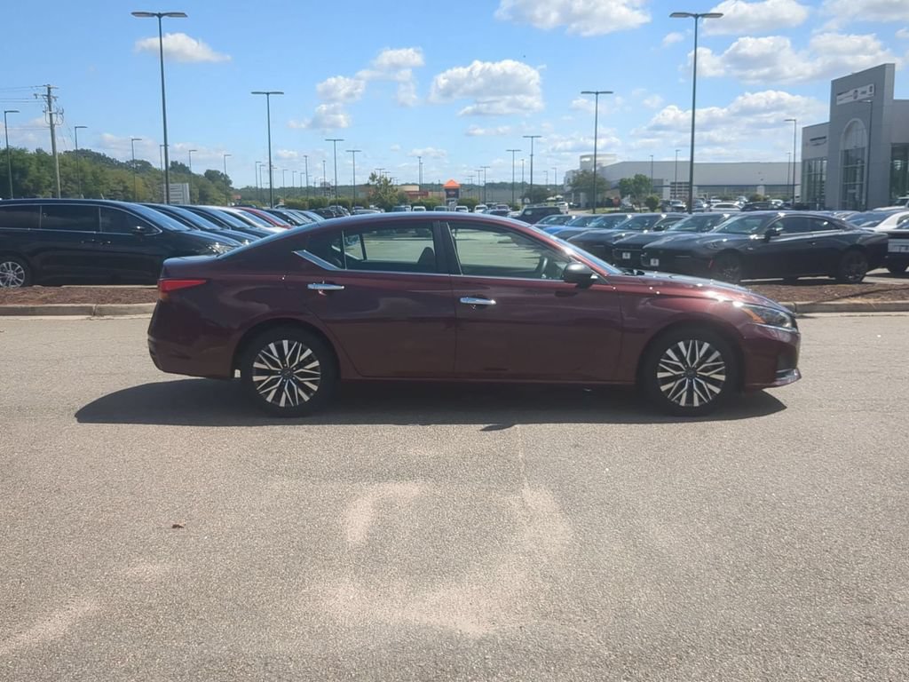 Used 2025 Nissan Altima 2.5 SV FWD image 6