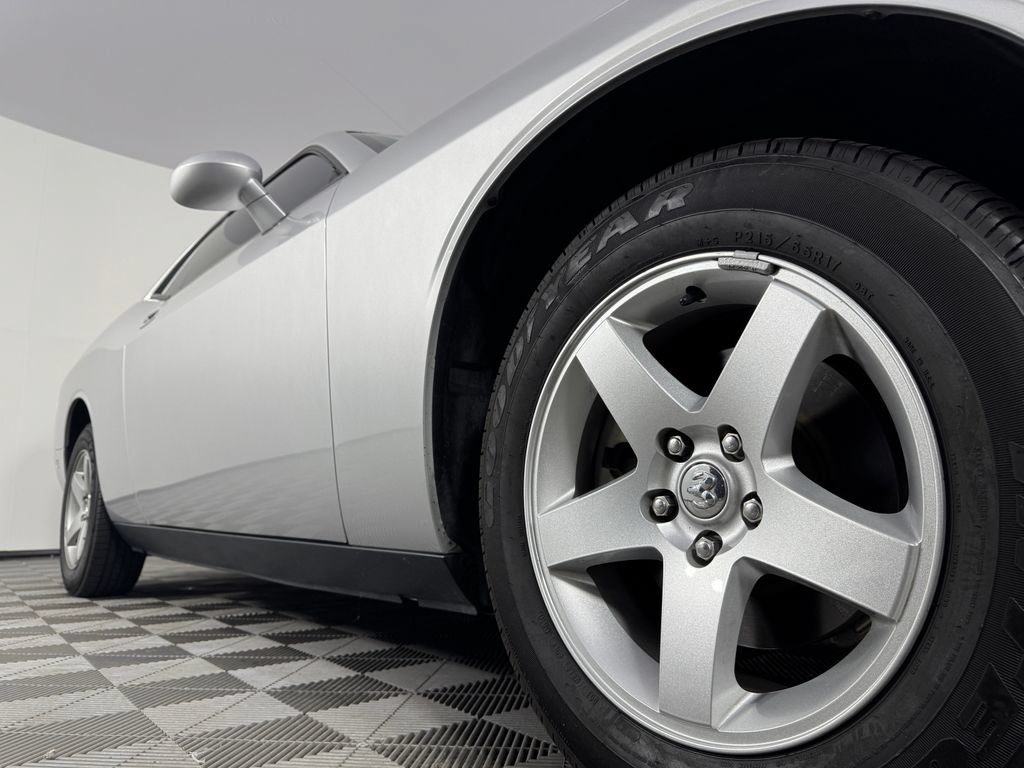 Used 2010 Dodge Challenger SE RWD image 30