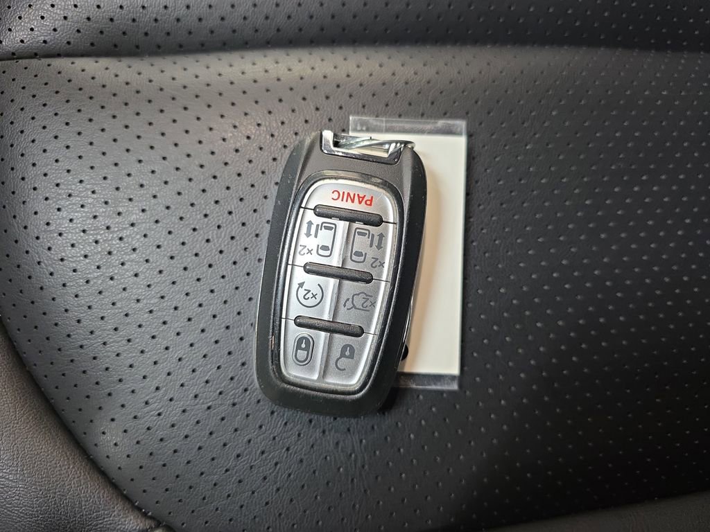 Used 2023 Chrysler Pacifica Touring-L image 36