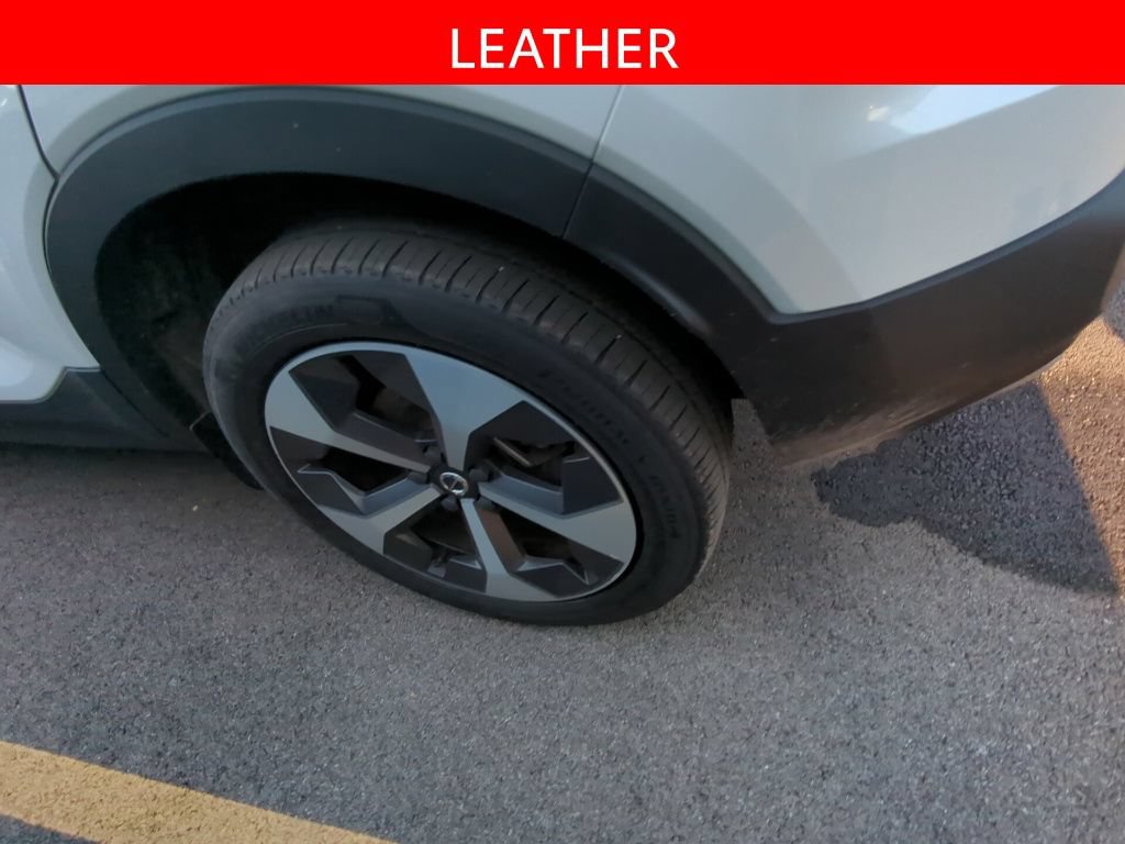 Used 2024 Volvo XC40 B5 Plus AWD/4WD image 5