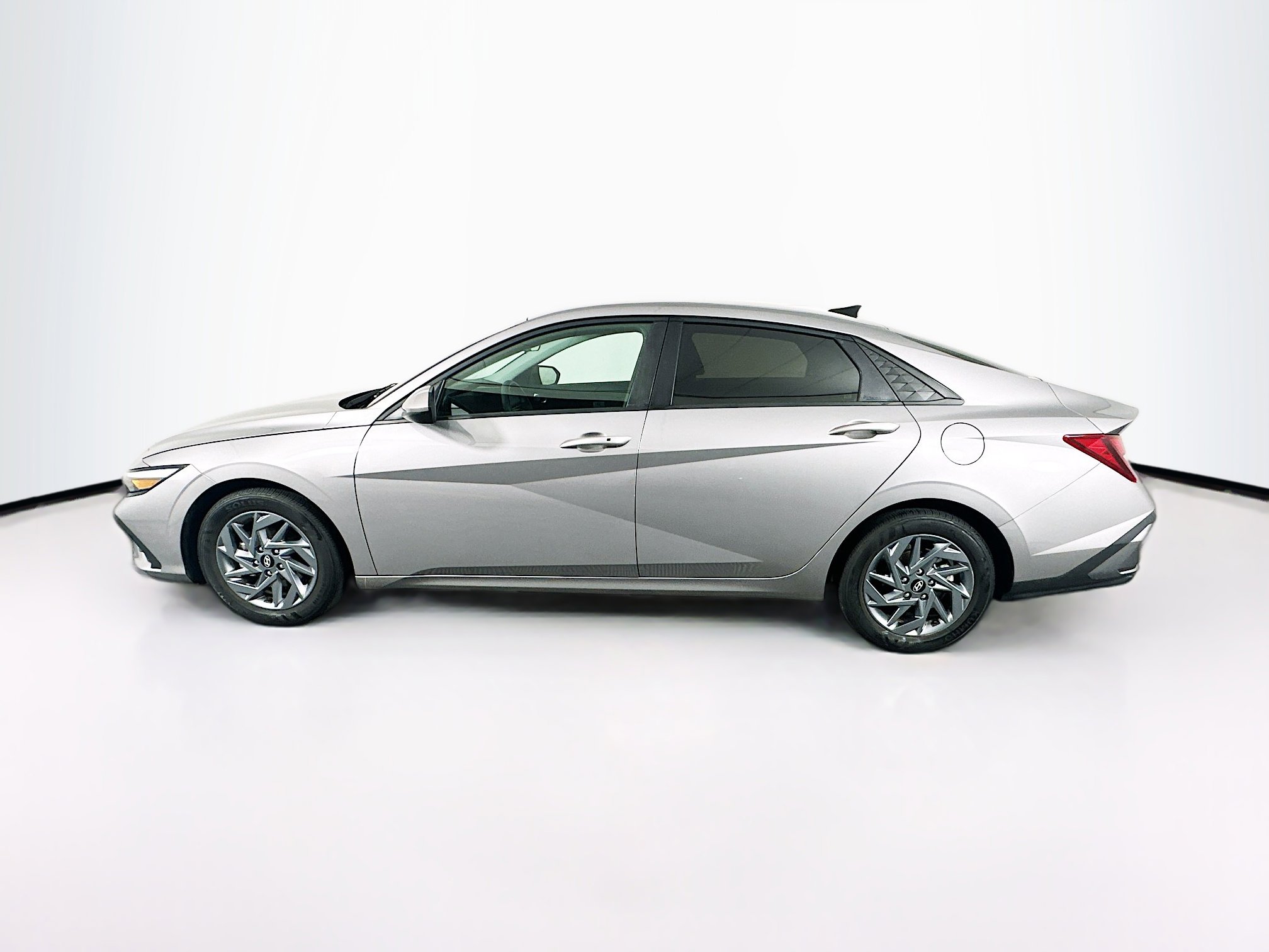 Used 2024 Hyundai Elantra SEL image 4