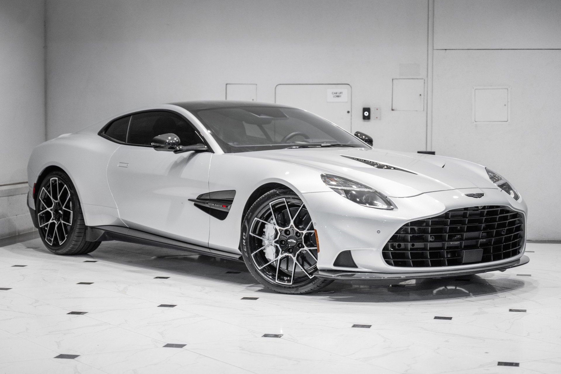 Used 2025 Aston Martin Vanquish image 39